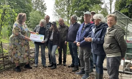 Kringloop Kleurrijk schenkt donatie aan Educatieve Moestuin–Eemnes